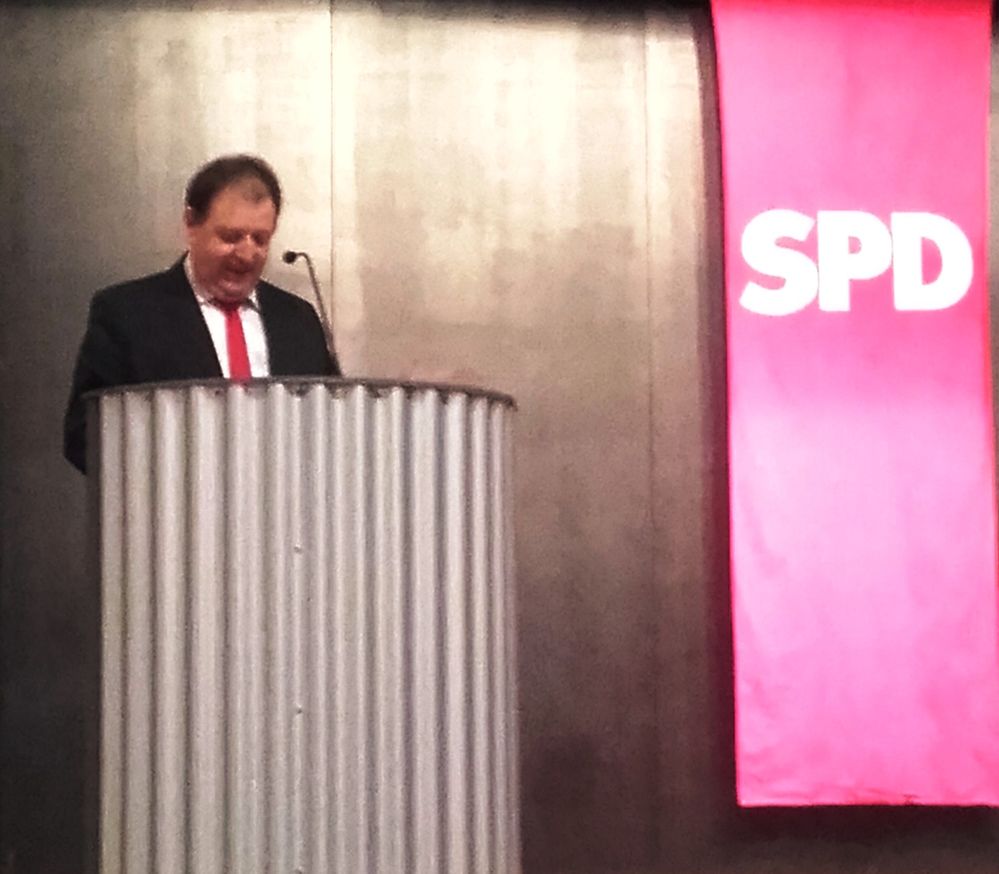 Jürgen Nelson begrüßt die Gäste zum Festakt der SPD Maximiliansau
