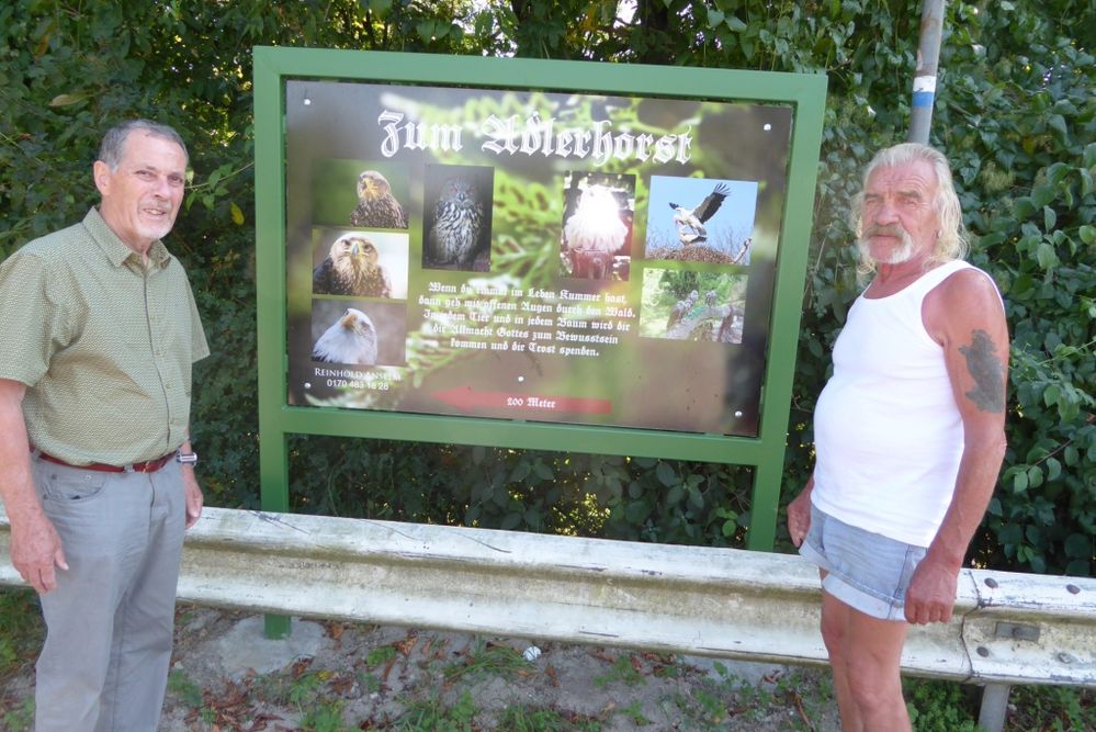 Wolfgang Faust und Reinhold Anselm vor dem neuen Schild am Vogelpark